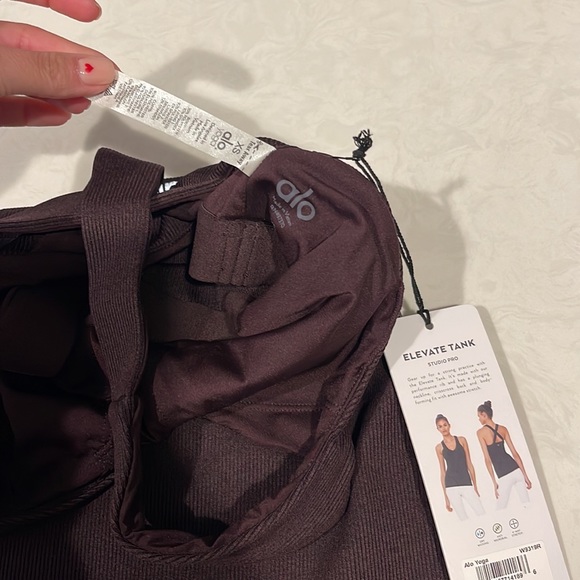 ALO YOGA ELEVATE TANK - Picture 4 of 6